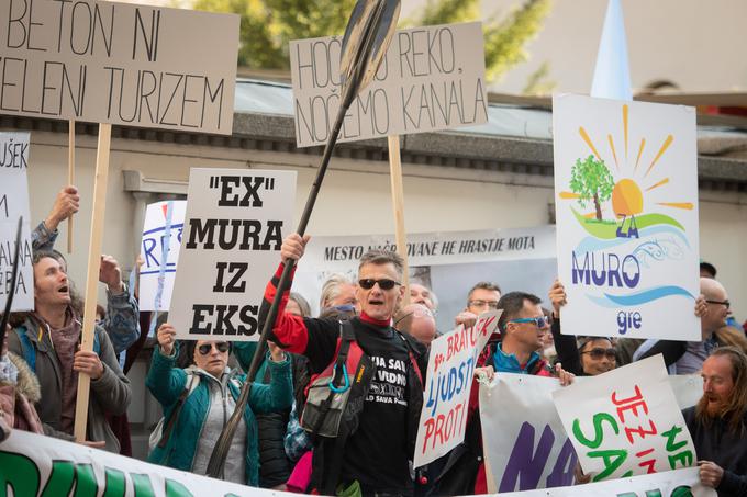 Protestniki pozivajo politike, naj nemudoma sprejmejo odredbo o odvzemu koncesije Dravskim elektrarnam Maribor za gradnjo hidroelektrarn na Muri. | Foto: STA ,