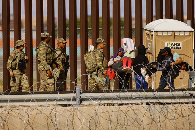 Ameriška mejna služba je avgusta blizu mehiške meje pridržala 181.509 ljudi, kar je 37 odstotkov več kot julija, vendar skoraj toliko kot avgusta lani. V prvih 17 dneh septembra so blizu meje ujeli 25.777 Venezuelcev, kar je 63 odstotkov več kot v enakem obdobju avgusta. | Foto: Reuters