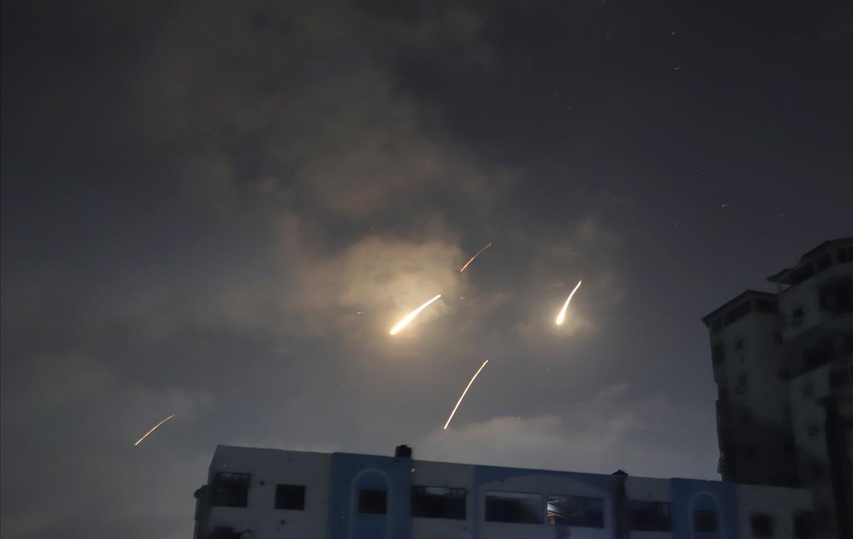 Izraelska obramba pred iranskimi balističnimi raketami | Na fotografiji, posneti 15. junija letos: iranske balistične rakete na nebu nad Izraelom, ko letijo proti svojemu cilju | Foto Guliverimage