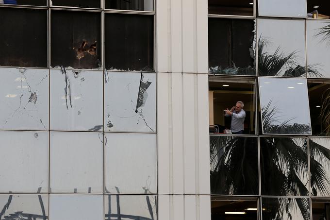 Eksplozija je povsem uničila stekleni vhod, popokala pa so tudi preostala stekla na šestnadstropni stavbi. | Foto: Reuters