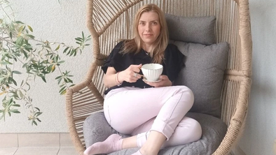 Grozljiv umor pri sosedih: ženo doma zadavil, jo odvrgel v grmovje in storil samomor