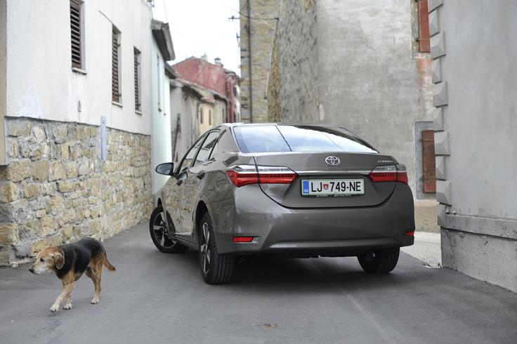 Volumen po pokrovom prtljažnika znaša 452 litrov. | Foto: Aleš Črnivec