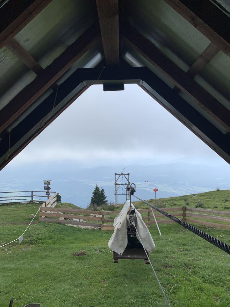 Tovorna žičnica, s katero tri- do štirikrat na teden na goro dostavijo vse potrebne stvari. | Foto: Polona Marinček
