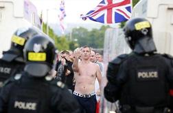V Belfastu nad policiste z molotovkami in opekami