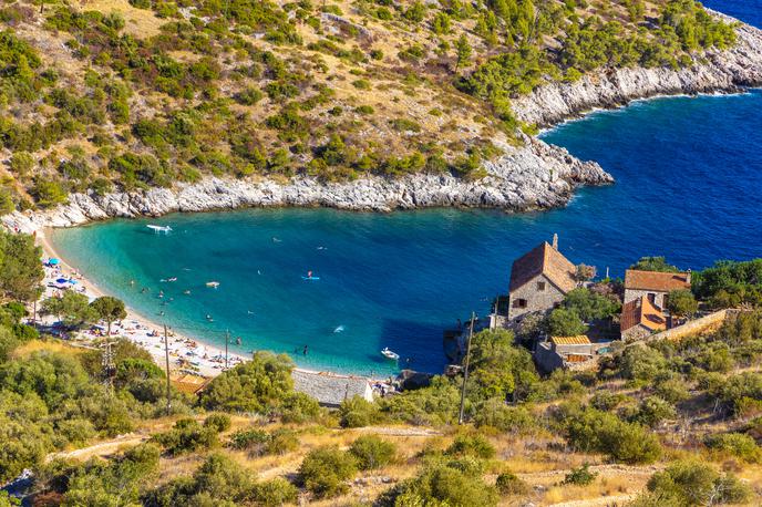 hvar | Jadrnica, ki je v lasti domačega čarterskega podjetja, je po navedbah posadke nasedla zaradi neugodnih vremenskih razmer na morju. | Foto Shutterstock