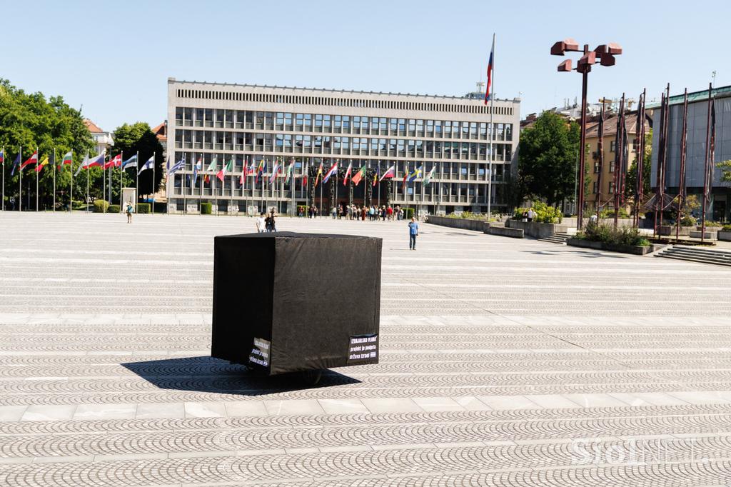 Protest pred DZ, črna kocka