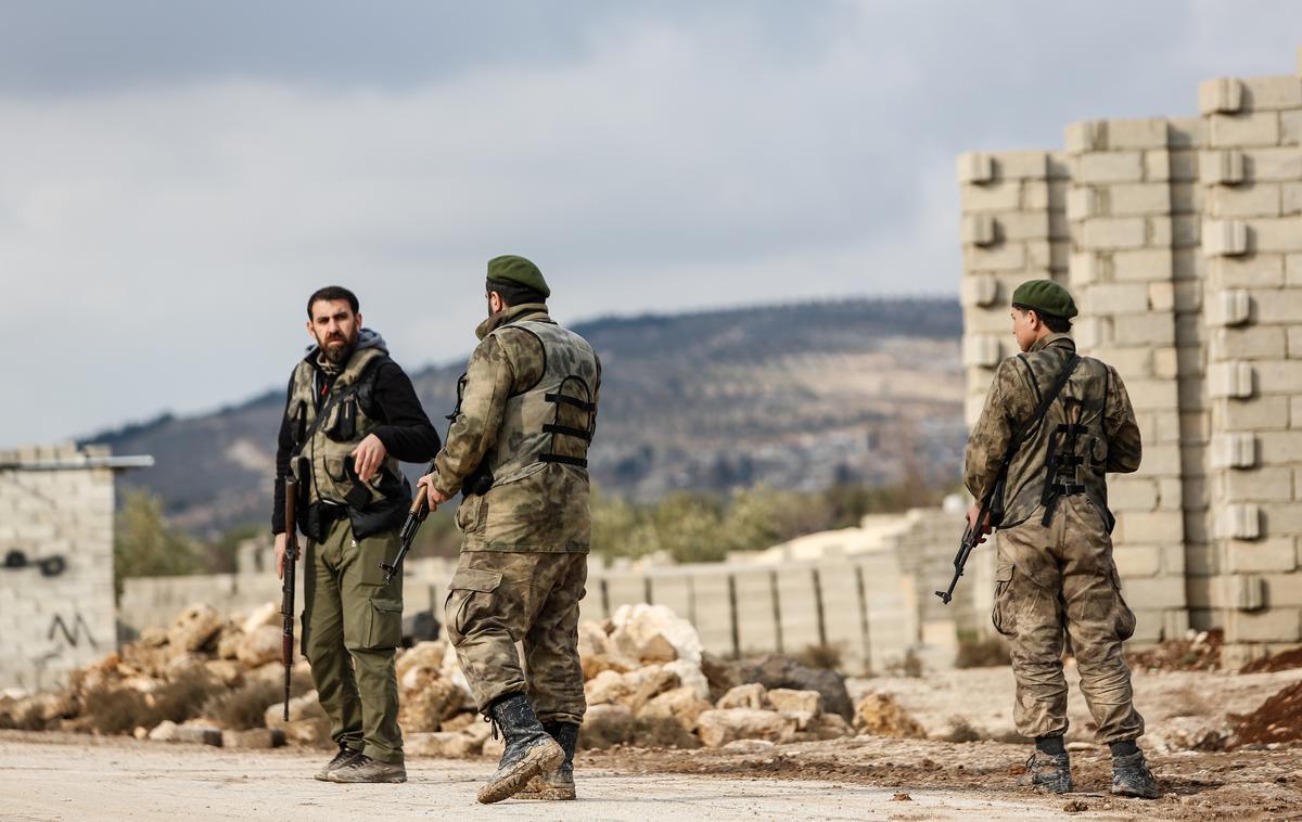 Sirija, vojaki | Sirska zračna obramba je uspela prestreči rakete nad Homsom, je pred tem poročala sirska tiskovna agencija SANA. Sirski observatorij za človekove pravice pa je sporočil, da je Izrael napadel najmanj eno vojaško tarčo vzhodno od Homsa. | Foto Shutterstock
