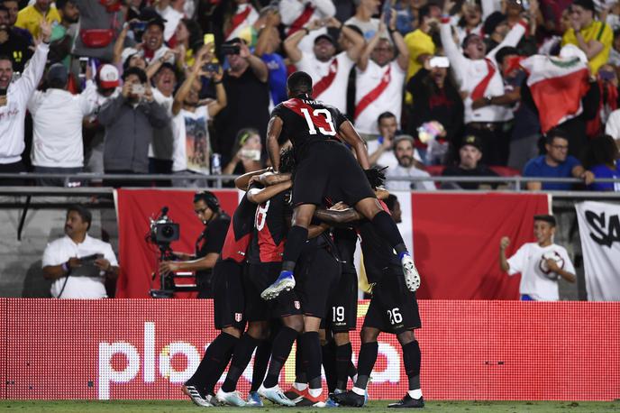 Luis Abram | Luis Abram je bil junak prijateljskega obračuna med Perujem in Brazilijo. V 84. minuti je po prostem strelu zadel z glavo in z 1:0 prekinil zmagoviti niz Brazilcev. | Foto Reuters