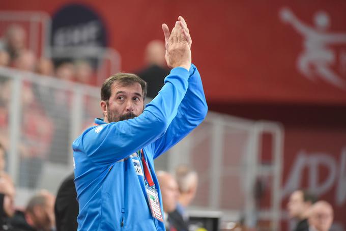 Veselin Vujović je trener, ki zna naše rokometaše motivirati v pravem trenutku, pa četudi bi moral za to "ubijati". | Foto: Sportida