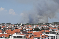 V Zadru izbruhnil velik požar, gasijo ga štirje kanaderji