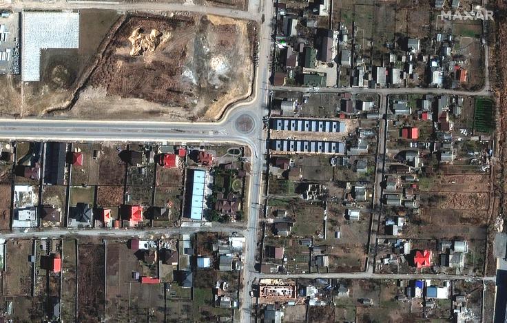 Podobe mrtvih civilistov in poročila o mučenjih ter posilstvih so vzbudila ogorčenje po svetu, povečala odločnost Zahoda za sankcije in dodatno pomoč Ukrajini ter okrepila pozive k pregonu vojnih zločincev na čelu s predsednikom Rusije Vladimirjem Putinom, brez katerega vojne ne bi bilo.
 | Foto: Reuters