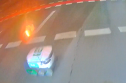 Trčila avtobus in dostavni robot: drugi "pobegnil" s kraja nesreče #video