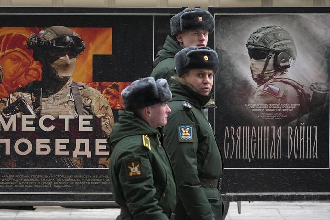 Putin si ne želi miru, ampak želi zmago, tj. uničenje Ukrajine, je prepričan Leon Aron. Na fotografiji: patrulja vojaške policije v Sankt Peterburgu. Na enem od plakatov za ruskim vojakom v ruščini piše: Skupaj do zmage. | Foto: Guliverimage