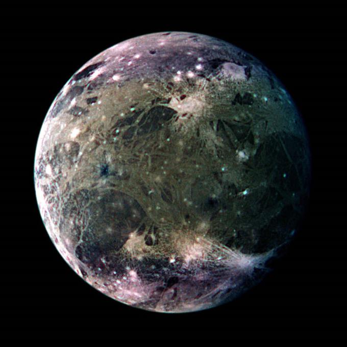Takole od blizu je plovilo Galileo videlo Ganimed, ki ni le največja Jupitrova luna, temveč tudi največja luna v Osončju. | Foto: 