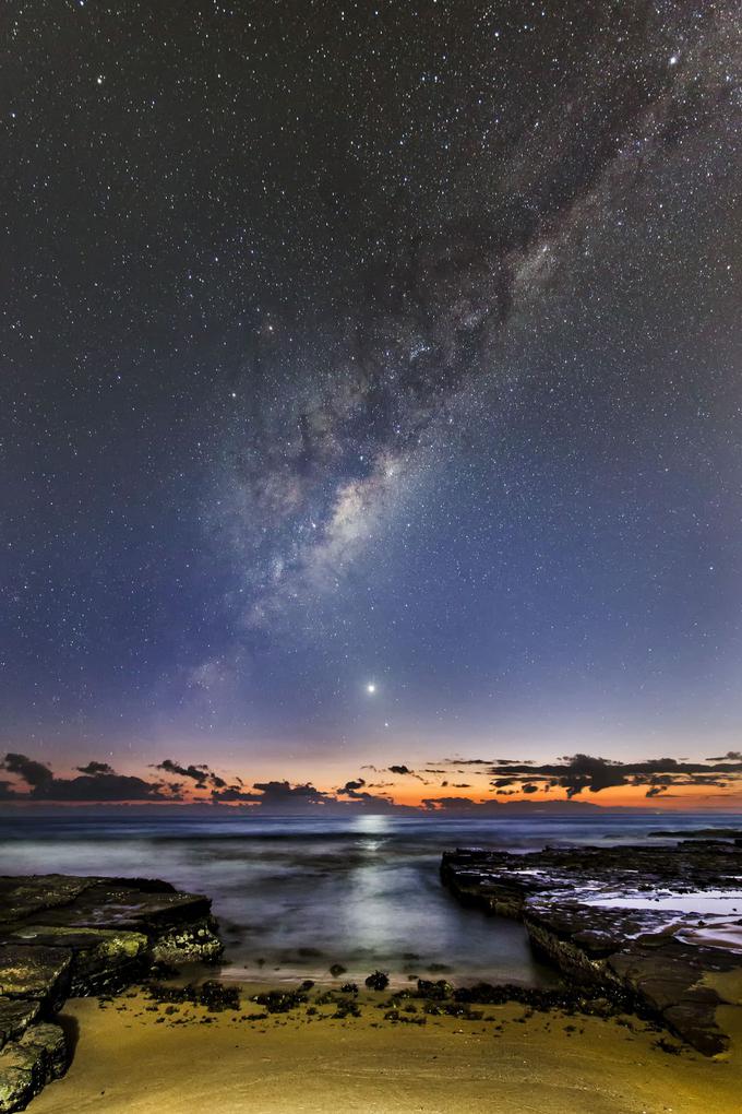 Prizor na avstralski plaži Turimeta, februar 2016. Eno uro pred sončnim vzhodom je mogoče opazovati pet planetov (Merkur, Venero, Mars, Jupiter, Saturn), ki se sončijo v svetlobi Rimske ceste.   | Foto: 