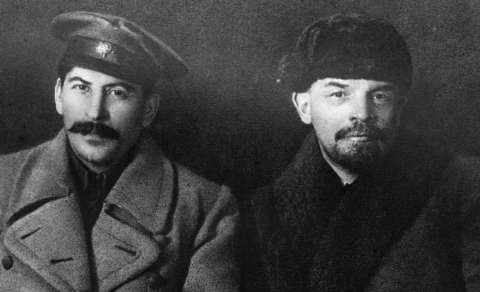 Oktobrsko revolucijo leta 1917 je vodil vodja boljševikov Vladimir Lenin (desno). Po njegovi smrti se je  na vrh komunistične oblasti povzpel Stalin (levo). | Foto: Getty Images