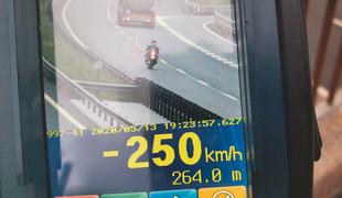 Gorenjski policisti ujeli motorista pri 250 km/h