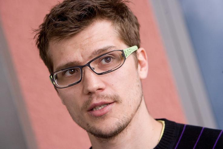 Poškodbe so ga spremljale vso kariero, a največji udarec na športni poti so bile težave z vidom. Zaradi obolenja roženice je na levo oko videl le še štiriodstotno. Pozneje je prišla še siva mrena, danes levega očesa skoraj ne uporablja več, a se ne želi smiliti samemu sebi. | Foto: Vid Ponikvar