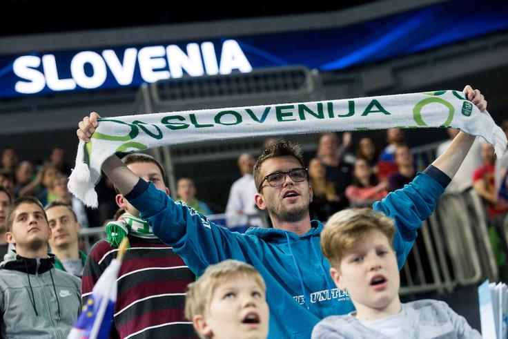 Stožice so po tehnično dovršenih obrambah Puške skočile na noge. | Foto: Urban Urbanc/Sportida
