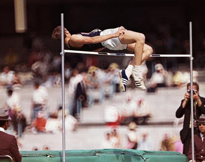 Dick Fosbury med izvajanjem Fosburyjevega flopa na olimpijskih igrah v Mehiki leta 1968, kjer je postal olimpijski prvak v skoku v višino. | Foto: Guliverimage/Vladimir Fedorenko