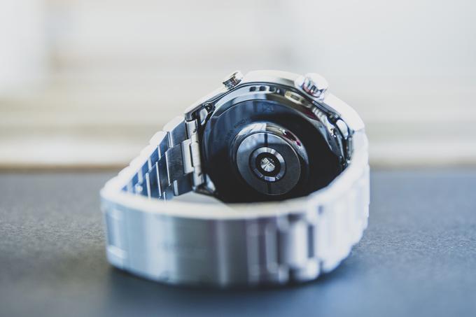 Optični merilec srčnega utripa na zadnji strani pametne ure Huawei Watch Ultimate | Foto: Ana Kovač