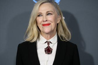 Vrstijo se pokloni pokojni igralki Catherine O'Hara