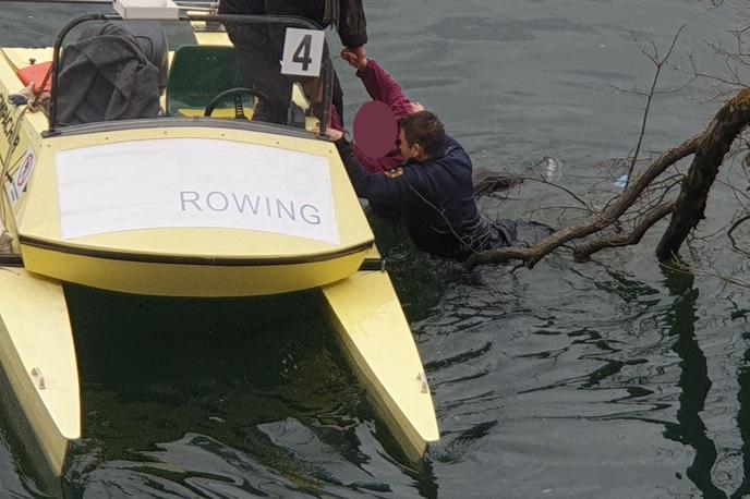 Reševanje | Iz Blejskega jezera je policija s pomočjo domačina rešila osebo, ki se je utapljala. | Foto PU Kranj