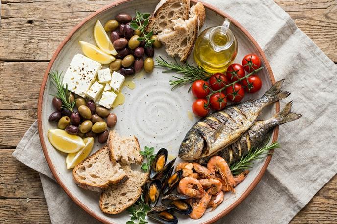 Mediteranski krožnik v 10 minutah: male skrivnosti za popoln obrok