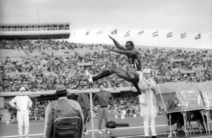 Davnega 18. oktobra 1968 je Beamon v rahlem, a veljavnem vetru v finalu olimpijskih iger poletel 890 cm in skoraj do konca peskovnika za doskok. Takšnega skoka ni pričakoval nihče, zato ga tudi elektronsko takrat ni bilo moč izmeriti, saj so se merilne naprave komaj uvajale v šport.  | Foto: Guliverimage/Vladimir Fedorenko