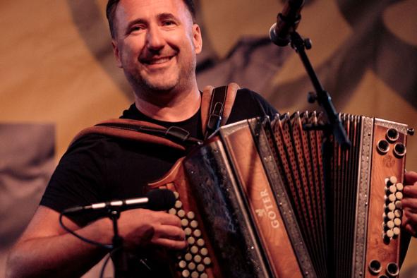 Harmonikar Robert Goter začel lov na Guinnessov rekord