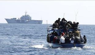Po nesreči pri Lampedusi pogrešajo 250 beguncev