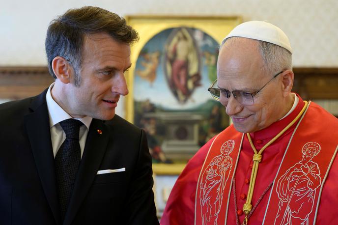 Emmanuel Macron, papež | Za Macrona je bila to njegova četrta avdienca pri papežu, odkar je nastopil predsedniško funkcijo – pred tem je bil trikrat pri pokojnem papežu Frančišku – in prvo srečanje z Leonom, prvim ameriškim papežem. | Foto Reuters