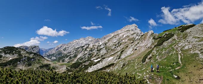 Panorama na poti na Malo Ojstrico: levo spodaj Korošica, desno zgoraj Mala Ojstrica in Ojstrica | Foto: Matej Podgoršek