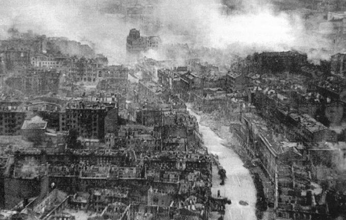 Kijev v ruševinah med drugo svetovno vojno. | Foto: Thomas Hilmes/Wikimedia Commons