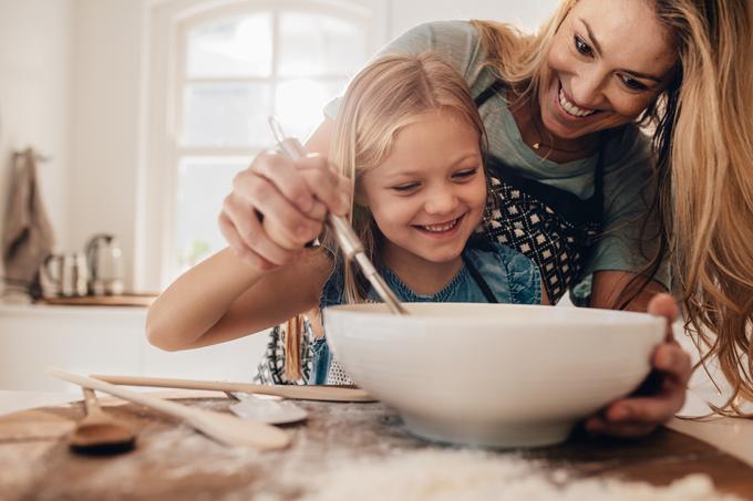 Doma je prav zabavno – zlasti, če boste poskrbeli za prvovrstno sladko razvajanje. | Foto: Getty Images