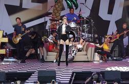 Miley šokirala na odru v hlačkah