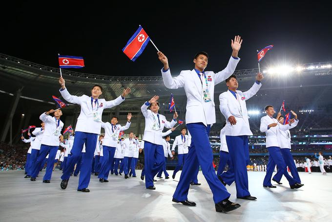 Severnokorejski športniki naj ne bi prejeli mobilnih telefonov uradnega sponzorja OI, ki jih je pripravil za vse olimpijce. Prav tako naj bi jim bilo prepovedano ogledovanje turističnih atrakcij in druženje s preostalimi športniki zunaj tekmovališč. | Foto: Getty Images