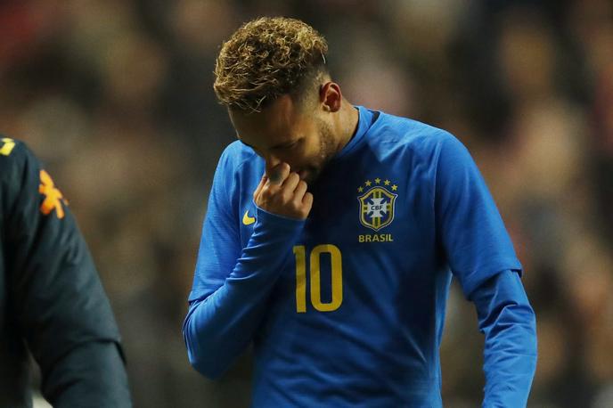 Neymar | Brazilec Neymar je po osmih minutah nastopa proti Kamerunu odšepal v slačilnico. | Foto Reuters