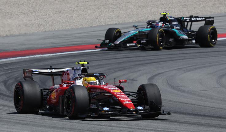  Lewis Hamilton je bil na taktiki postanka več. | Foto: Reuters