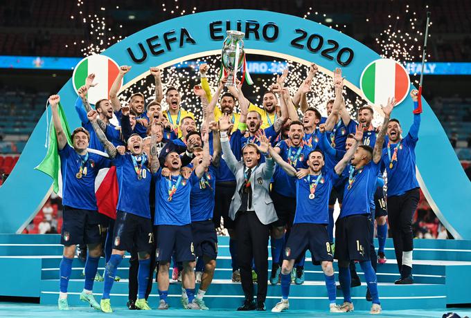 Evropski naslov bodo letos v Nemčiji branili Azzurri. Italijani tradicionalno nastopajo v modrih dresih. Zakaj so navezani ravno na to barvo? To izveste v spodnjih vrsticah. | Foto: Reuters