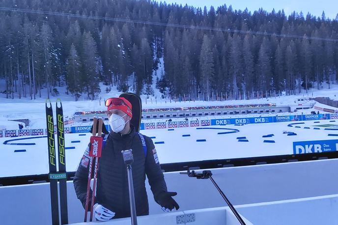 Jakov Fak - Pokljuka 2021 | Takole na Pokljuki potekajo pogovori med novinarji in športniki. Jakov Fak si želi danes s štafeto zasesti vsaj šesto mesto. | Foto Simon Kavčič