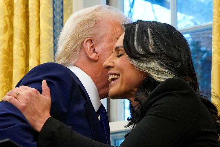 Tulsi Gabbard je pred predsedniškimi volitvami v ZDA leta 2020 podprla Joeja Bidna, leta 2024 pa Donalda Trumpa.  | Foto: Reuters