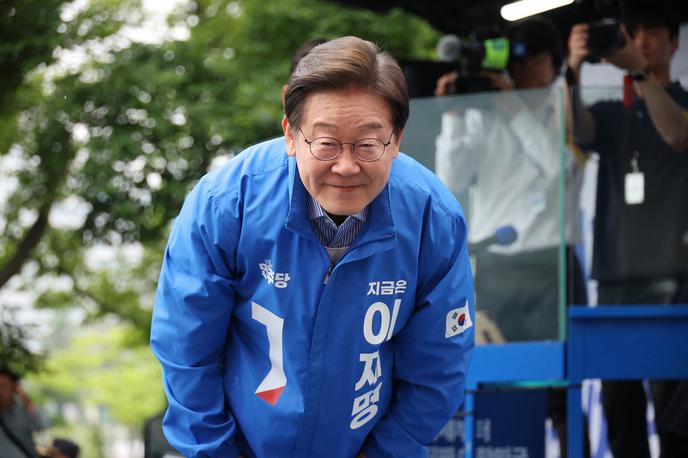 Lee Jae-myung | Glede na javnomnenjske raziskave ima med šestimi kandidati največ možnosti za zmago Lee Jae Myung iz glavne opozicijske Demokratične stranke. To niso prve predsedniške volitve zanj, saj je leta 2022 za las izgubil proti Yoonu. | Foto Reuters