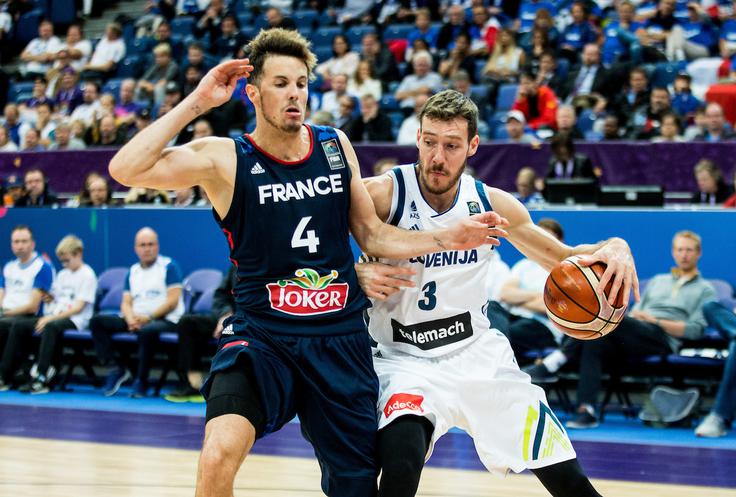 Goran Dragić je bil spet izvrsten in pravi vodja na parketu. Francozom je natresel 22 točk in v statistiko vpisal še 8 asistenc. Z novimi točkami pa je postal najboljši slovenski strelec na evropskih prvenstvih. Pohvali se lahko s 511 točkami, Jaka Lakovič na drugem mestu pa jih je zbral 509. | Foto: Vid Ponikvar