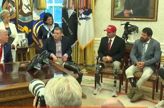 Trump veteranom, ki so izgubili noge: Torej, fantje, ste bili zadeti? Neverjetno. #video
