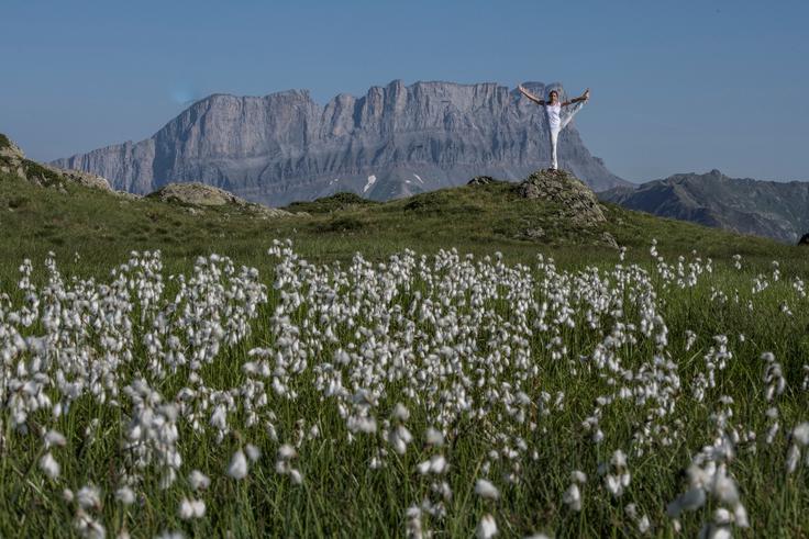 S kundalini jogo vzpostavlja ravnotežje med fizičnim telesom, umom in dušo. Vsako jutro ji nameni uro časa, tik preden prebudi otroka. | Foto: Pascal Tournaire