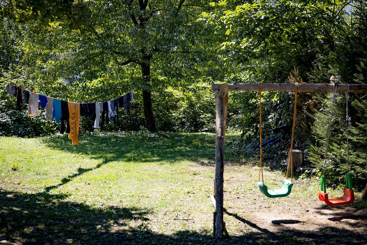 Na Mestni občini Novo mesto so za STA navedli, da v romskem naselju Stranska vas živi okoli 90 prebivalcev. Zemljišča, na katerih stojijo objekti, so delno v lasti dejanskih uporabnikov, delno v lasti občine, delno v lasti tretjih oseb. (Fotografija je simbolična). | Foto: Ana Kovač