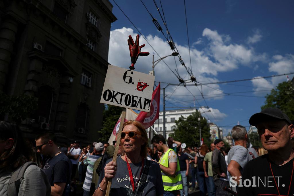 Protestniki pred poslopjem srbske vlade v Beogradu