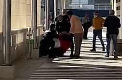 Brez maske na fakulteto: policija jo je podrla na tla in vklenila #video