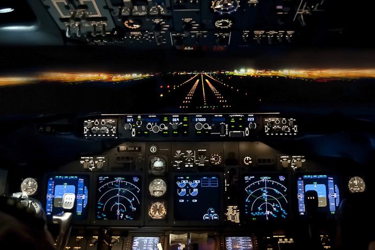 "Laser lahko pilota za krajši čas oslepi, pa četudi ga ne zadane neposredno v oči. Poznam pa primere, ko se je to zgodilo – pilot ni dobro videl več ur. Laser lahko povzroči tudi strmoglavljenje," je za Arstechnica povedal policijski pilot Ken Schneider. | Foto: Thinkstock